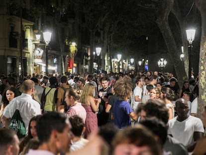 Macro botellón en el paseo del Born de Barcelona, el pasado fin de semana.