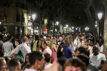 Botellón y concentraciones en el paseo del Born de Barcelona.