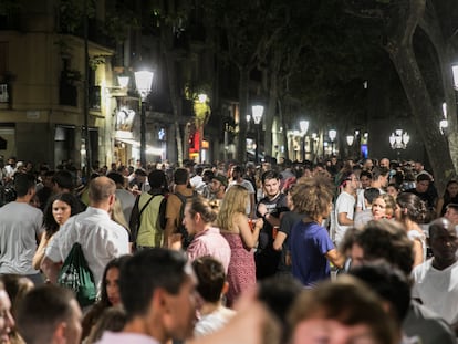 Macro botellón en el paseo del Born de Barcelona, el pasado fin de semana.