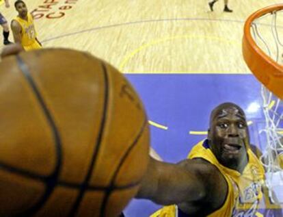 El jugador de los Lakers, Shaquille O'Neal en el segundo partido de la final de la NBA.