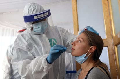 Un sanitario realiza una prueba PCR.