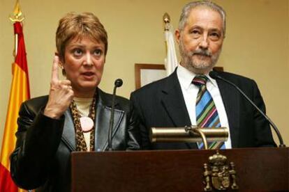 Consuelo Rumí y Adán Martín, durante la rueda de prensa posterior a la reunión.