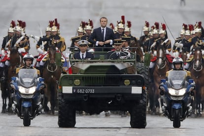 El presidente electo, Emmanuel Macron, sobre un vehículo militar en los Campos Elíseos dirigiéndose hacia el Arco del Triunfo en París, el 14 de mayo de 2017.