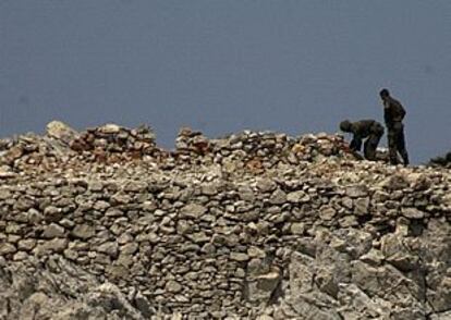 Soldados españoles construyen pequeños fortines en la isla de Perejil.