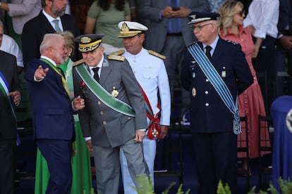 El presidente Lula saluda a la cúpula de las Fuerzas Armadas en el desfile por el Día de la Independencia, este domingo en Brasilia.