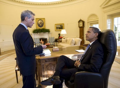 Obama departe con su jefe de gabinete, Rahm Emanuel, en el Despacho Oval.