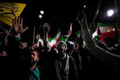 Un grupo de iraníes celebra el ataque a Israel frente a la Embajada de Reino Unido en Teherán, este domingo de madrugada.