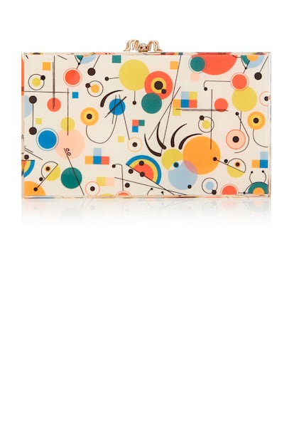 A medio camino entre un cuadro de Miró y uno de Kandinsky, Charlotte Olympia llena de estampados abstractos este diseño tipo caja (c.p.v.)