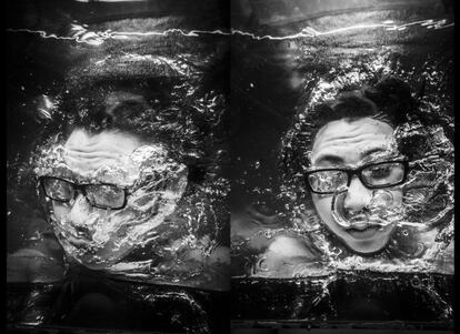 Un hombre sumerge su cabeza bajo el agua. La fotografía hace parte de la serie “Expressions” de Binh Dang (Vietnam, 2013).