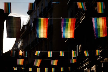 Banderines del Orgullo LGTB ondeando en Chueca durante el verano de 2013.