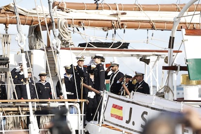 La princesa Leonor embarca por primera vez como guardamarina en el buque escuela de la Armada.