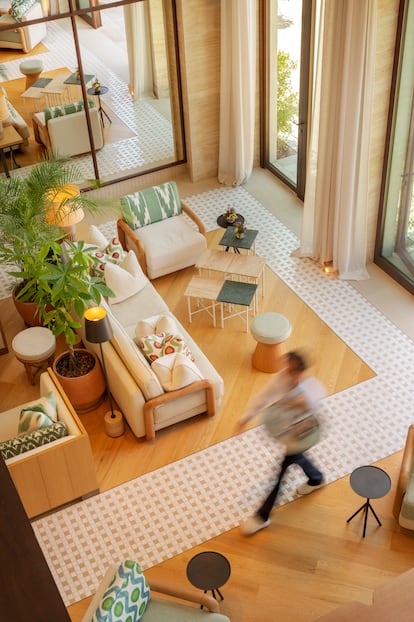 Los espacios del hotel y su colección de arte siguen un hilo conductor: Mallorca y sus materiales. Abundan los textiles de lengua, típicos de la isla, el vidrio soplado y la piedra viva que conviven con el ambiente sofisticado propio de la marca Four Seasons.