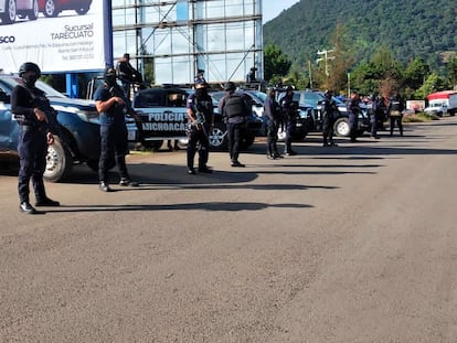 Miembros de la Guardia Nacional y de la policía de Michoacán realizaron un operativo en el municipio de Tangamandapio.