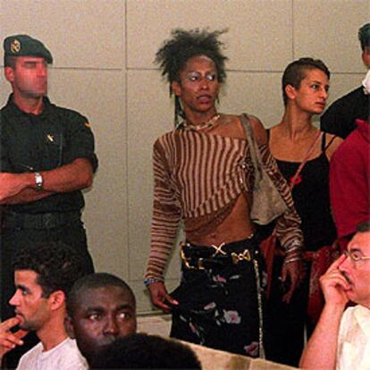Algunos de los inmigrantes que viven en los cuarteles de Sant Andreu, durante el juicio de Barcelona.