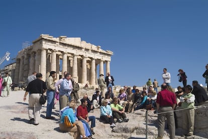 El Partenón es un ejemplo excepcional de templo dórico edificado en el siglo V antes de Cristo. Con casi 70 metros de largo y 31 de ancho y unas columnas de 10 metros de altura, estaba consagrado a la diosa Atenea, protectora de la polis helena. La Acrópolis, consagrada a la misma diosa, incluye además las Cariátides del Erecteión y el templo de Atenea Niké. Se alza rodeada de árboles y casas sobre un monte rocoso que domina Atenas. A principios del siglo XIX el embajador británico Thomas Bruce, conde de Elgin, tuvo la lucrativa idea de arrancar los frisos de su sitio (los mármoles de Elgin) y llevárselos al Museo Británico de Londres, donde se exhiben a día de hoy. Alegó que pretendía protegerlos de una polución que los deterioraba. El Museo de la Acrópolis, sin embargo, conserva una parte importante del friso principal. La entrada a la Acrópolis cuesta 12 euros. Y a su museo, 5.