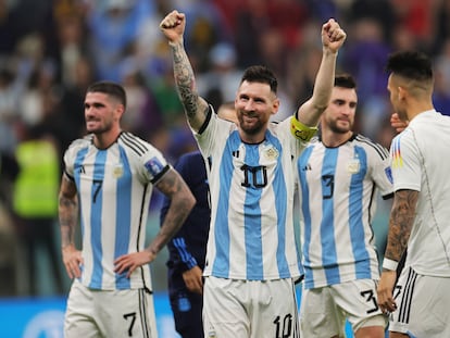 Lusail (Qatar), 13/12/2022.- Lionel Messi of Argentina and his teammates celebrate with their fans after the FIFA World Cup 2022 semi final between Argentina and Croatia at Lusail Stadium in Lusail, Qatar, 13 December 2022. (Mundial de Fútbol, Croacia, Estados Unidos, Catar) EFE/EPA/Friedemann Vogel
