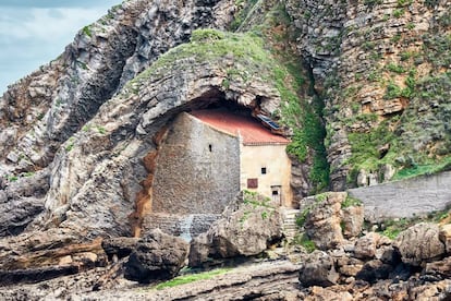 La ermita de Santa Justa, en un acantilado cerca de Santillana del Mar.