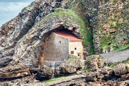 La ermita de Santa Justa, en un acantilado cerca de Santillana del Mar.