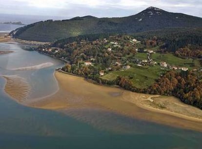 Una vista de la desembocadura de la Ría de Mundaka, con la isla de Izaro al fondo, en la reserva de Urdaibai.