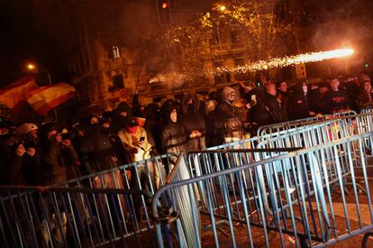 Varios manifestantes lanzaban bengalas, durante las protestas del jueves, cerca de la sede del PSOE de Madrid.