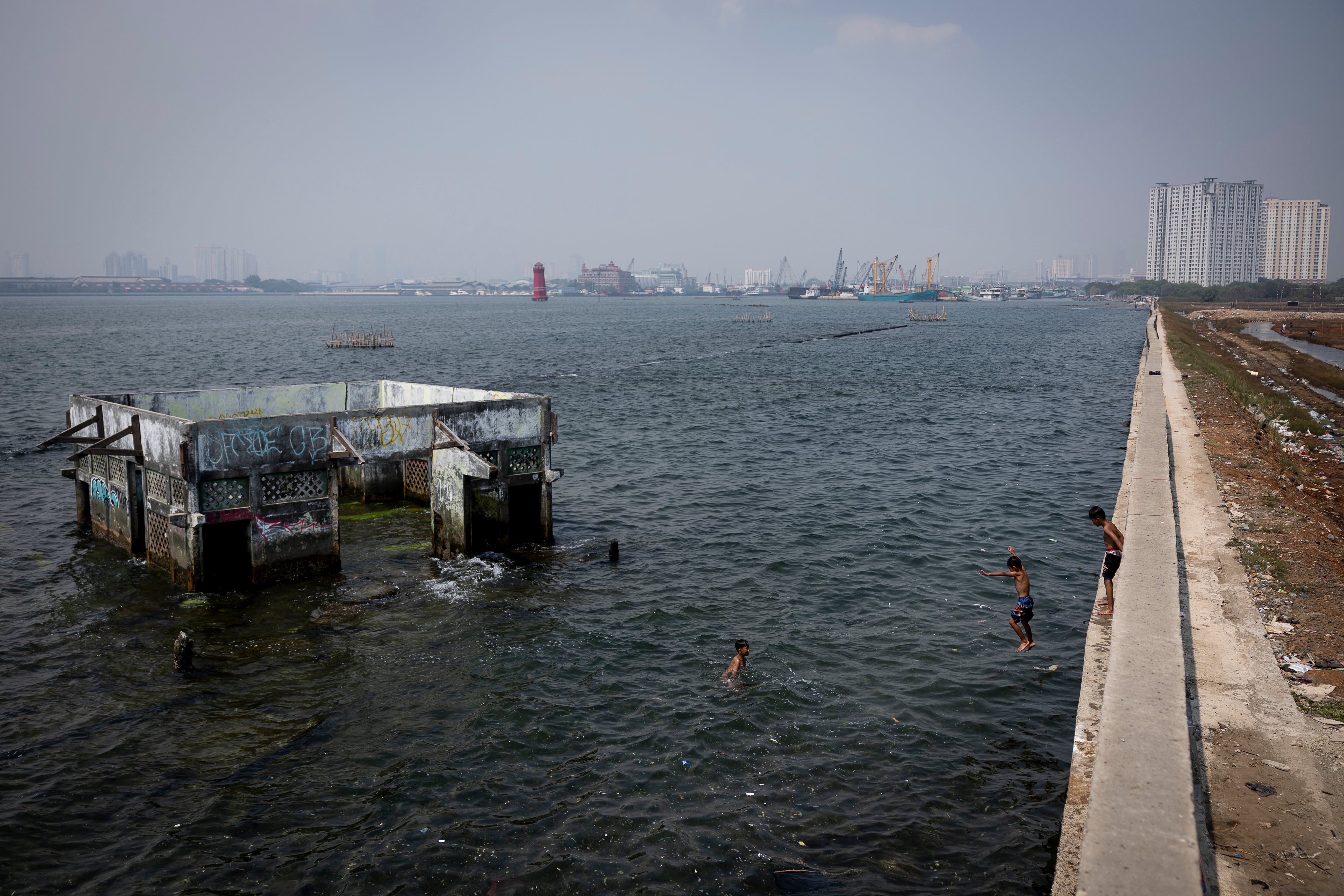 Yakarta, la ciudad más poblada del mundo, se hunde en el mar de Java