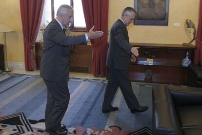 Javier Arenas y José Antonio Griñán, momentos antes de la reunión.