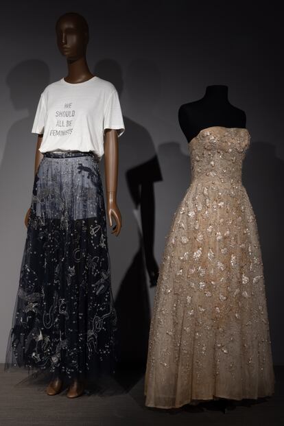 A la izquierda, camiseta y falta de tul de Maria Grazia Chiuri para Dior, en primavera de 2017. A la derecha, vestido 'Pompadour', de Christian Dior en 1957.