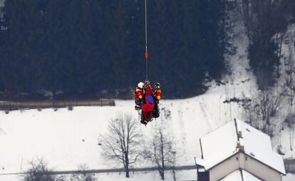 Los servicios de emergenica evacuan en helicóptero a la esquiadora estadounidense Lindsey Vonn, después de sufrir un accidente en el Campeonato del Mundo de Esquí Alpino.