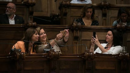 Sònia Recasens fotografia el selfie que se hacen Marilén Barceló y Carina Mejías.