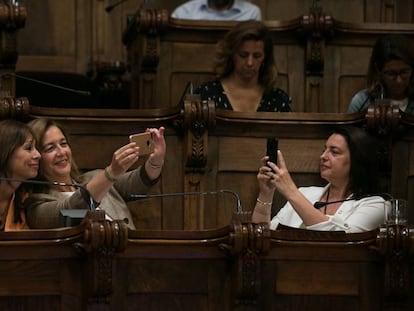 Sònia Recasens fotografia el selfie que se hacen Marilén Barceló y Carina Mejías.