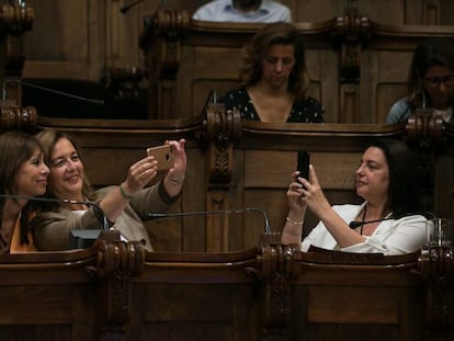 Sònia Recasens fotografia el selfie que se hacen Marilén Barceló y Carina Mejías.