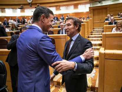 Pedro Sánchez y Alberto Núñez Feijóo se saludan el 7 de junio antes de la sesión de control al Gobierno en el Senado.