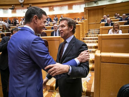 Pedro Sánchez saluda a Alberto Núñez Feijóo en la sesión de control al Gobierno en el Senado, el 6 de junio.