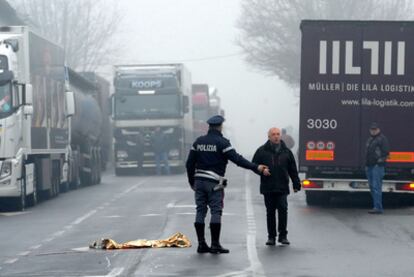 Lugar donde un camionero huelguista murió ayer tras ser arrollado por un tráiler, en Asti, al norte de Italia.