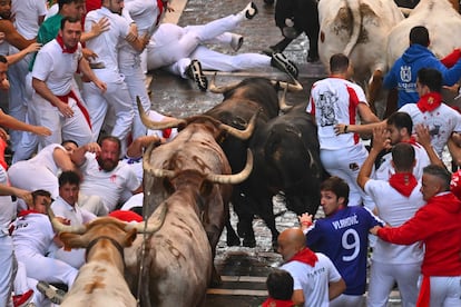 Un momento del encierro protagonizado por los toros de la ganadería gaditana La Palmosilla este sábado. 
