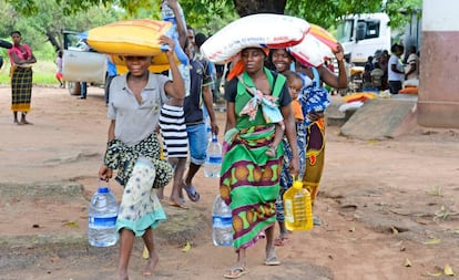 Varias personas recogen ayuda humanitaria tras el paso del ciclón en Beira (Mozambique).