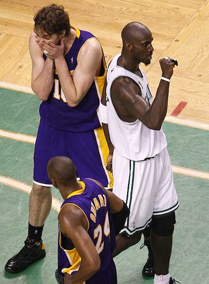 Gasol y Bryant se lamentan de un error junto a Garnett.