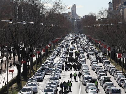 Los taxistas cortan un tramo del Paseo de la Castellana.