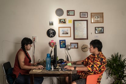 Dos jóvenes arquitectos trabajan en su departamento en la colonia San Simón en Ciudad de México, el pasado marzo.