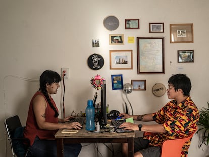 Dos jóvenes arquitectos trabajan en su departamento en la colonia San Simón en Ciudad de México, el pasado marzo.