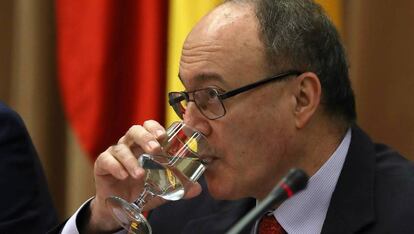 El gobernador del Banco de España, Luis María Linde, durante su comparecencia ante en la Comisión de Economía del Congreso para presentar el informe Anual del Banco de España.