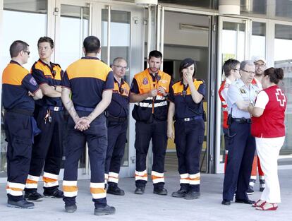 Efectivos de Protección Civil, personal sanitario y psicólogos, esperan la llegada de los familiares de las víctimas del accidente de autobús en el polideportivo Ángel Sastre, de Ávila. Los familiares están recibiendo apoyo psicológico.