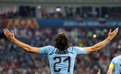 Edinson Cavani, de Uruguay, celebra su gol.