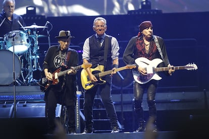 Bruce Springsteen durante el concierto que ofreció con la E Street Band este sábado en el estadio de Anoeta, en San Sebastián.