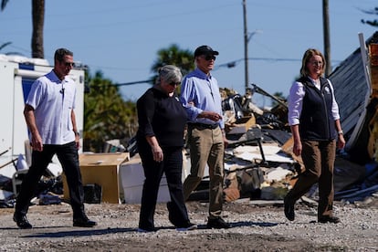 El presidente de Estados Unidos, Joe Biden, visita zonas afectadas por los huracanes junto a la directora local de emergencias, Cathie Perkins, y la administradora de la agencia federal de manejo de emergencias, Deanne Criswell.