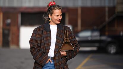 Ejemplo de cómo integrar la camiseta blanca en un 'look' a capas de invierno. GETTY IMAGES.