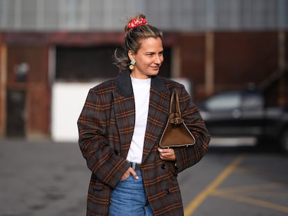 Ejemplo de cómo integrar la camiseta blanca en un 'look' a capas de invierno. GETTY IMAGES.