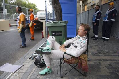 El piloto alemán de Fórmula Uno Nico Rosberg, de la escudería Mercedes, tras abandonar la sesión de entrenamientos, en la que su coche se quedó parado, en el circuito urbano de Bakú, Azerbaiyán.