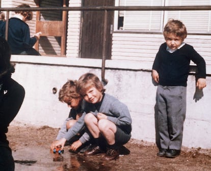 ¿Qué niño puede resistirse a un charco? El infante Felipe de Borbón juega en el patio del colegio Santa María de los Rosales, en septiembre de 1973. En este colegio estudian sus hermanas mayores y será el elegido para que lo hagan sus hijas, la princesa Leonor y la infanta Sofía.