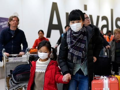 Passageiros chegam ao aeroporto de Heathrow, em Londres,onde voos da China estão sendo monitorados.